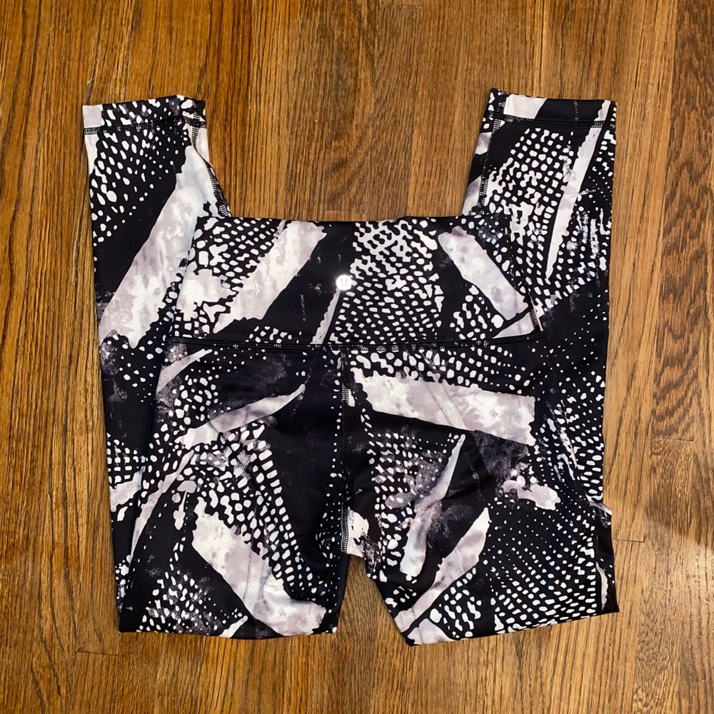 Lululemon 25” size 6 leggings.
